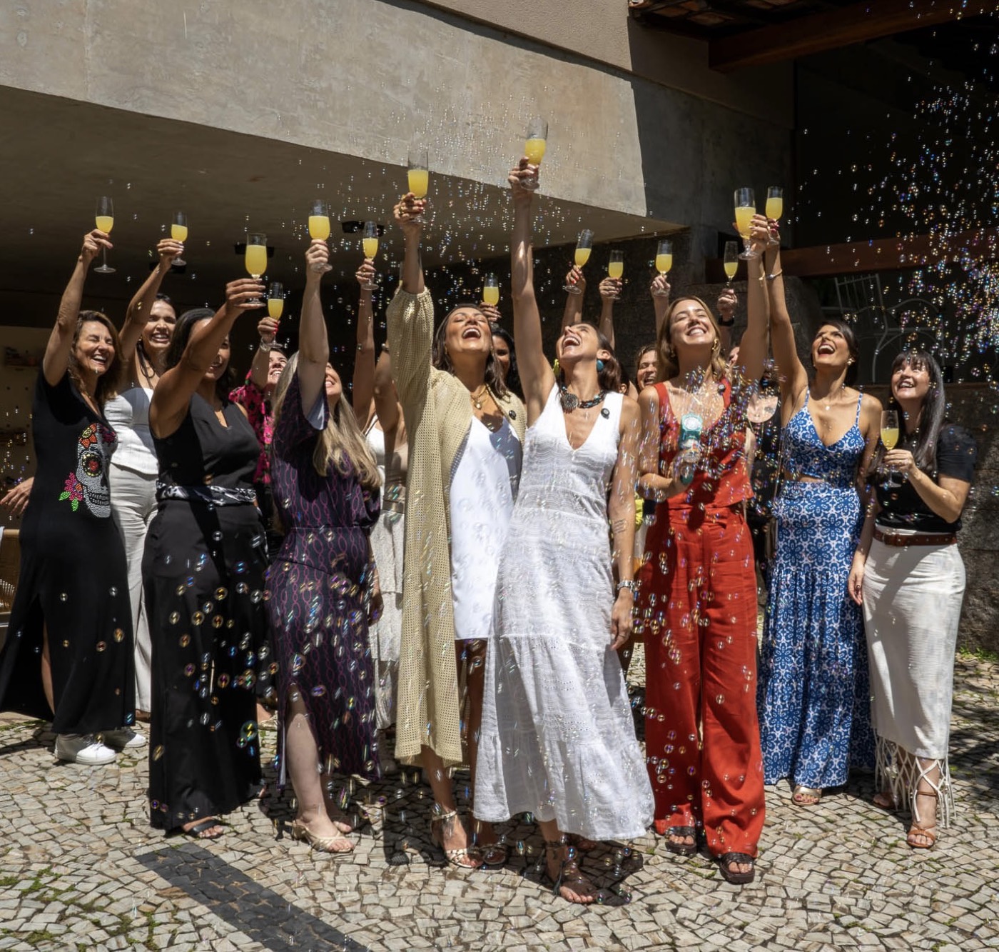 Mulheres celebrando juntas numa vivência do INpulsa