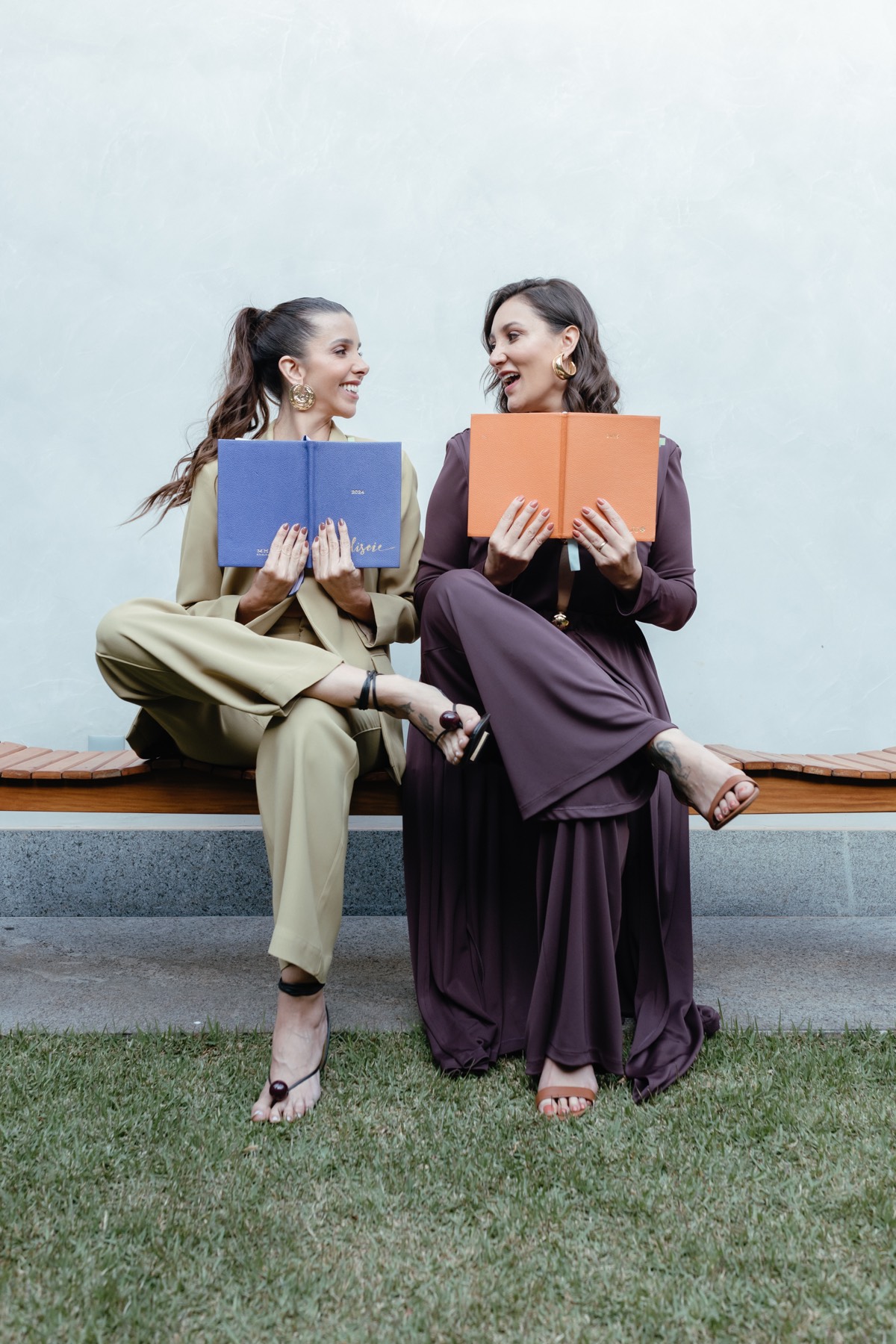Ju Rolim e Jú Tolentino, criadoras e curadoras do INverso